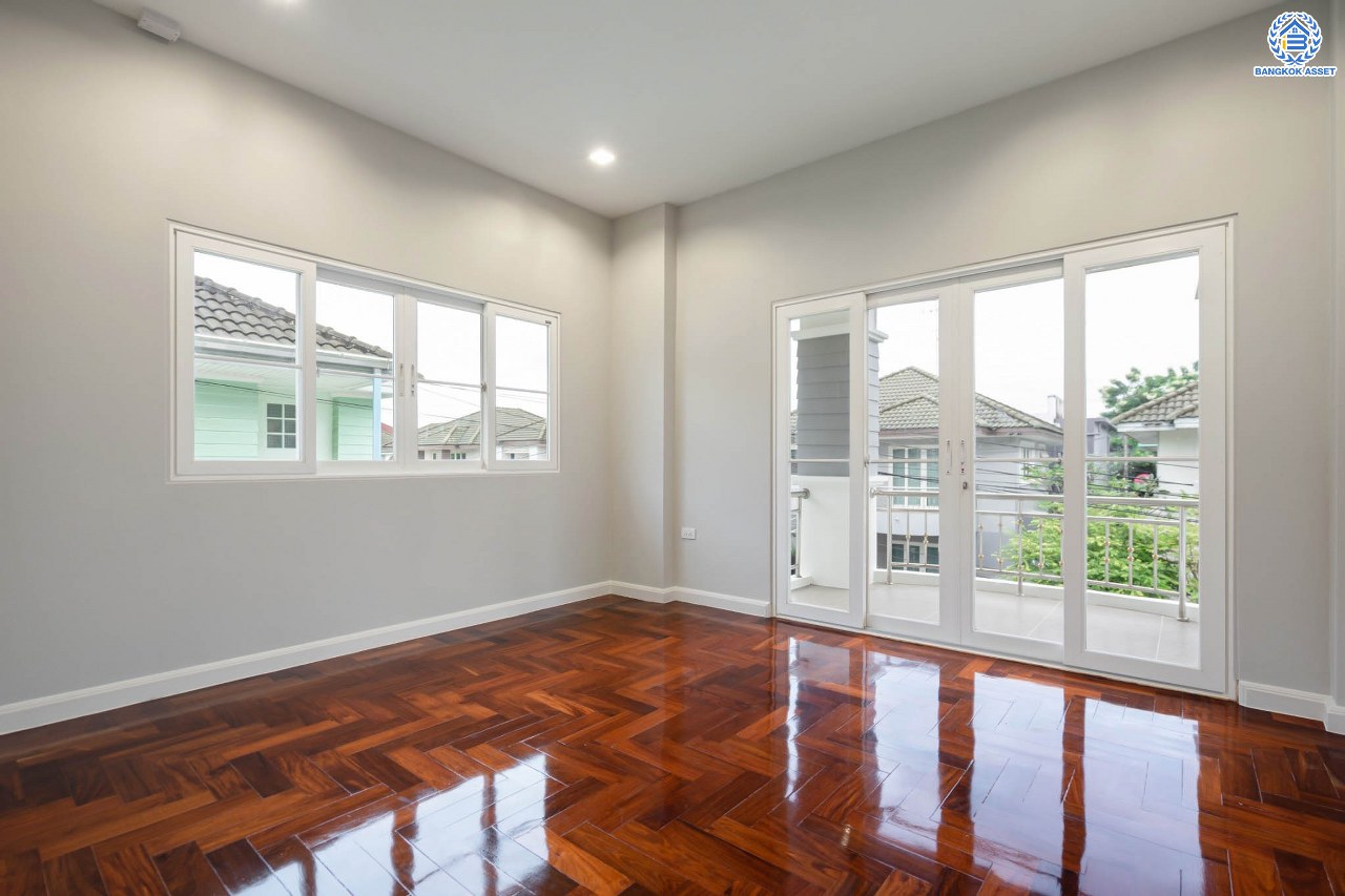 บ้านมือสองตกแต่งใหม่ โครงการ ธนานนท์ ราชพฤกษ์ เนื้อที่ 60 ตร.ว. ฟังก์ชัน 3 ห้องนอน 3 ห้องน้ำ จอดรถได้ 2 คัน พร้อมห้องอเนกประสงค์ 1 ห้อง สามารถปรับเปลี่ยนเป็นห้องทำงาน หรือห้องนอนได้ตามความต้องการ Facilities ตอบโจทย์ทุกกิจกรรม! บนทำเลติดถนนราชพฤกษ์ ใกล้วงเวียนพระราม5 เซ็นทรัลเวสต์เกต และรถไฟฟ้า "สถานีบางรักน้อยท่าอิฐ"